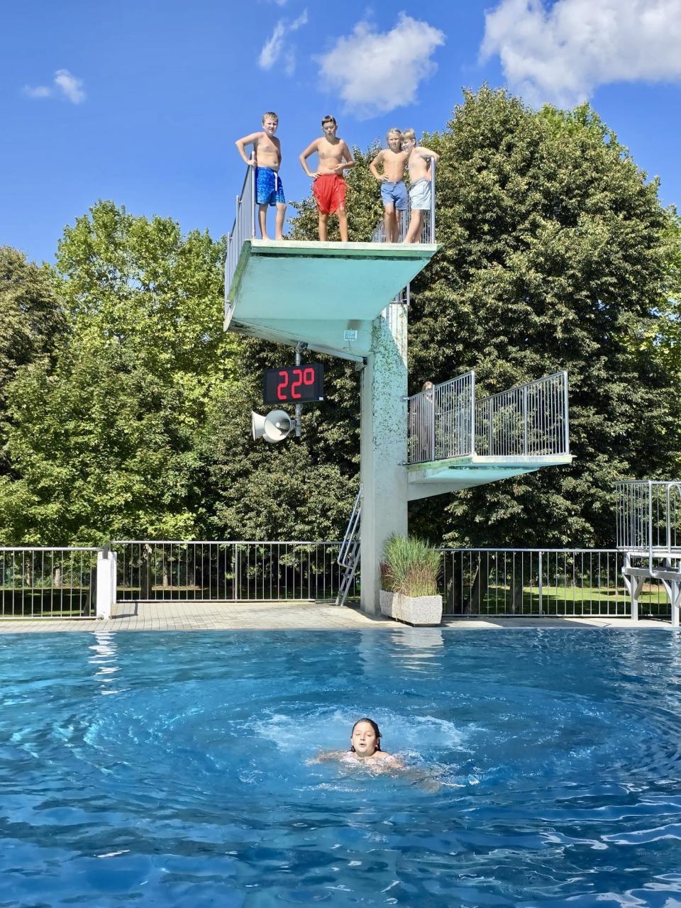 CS 30 07 2025 Freibad 5er Jungs am Turm Marie-Sophie im Wasser