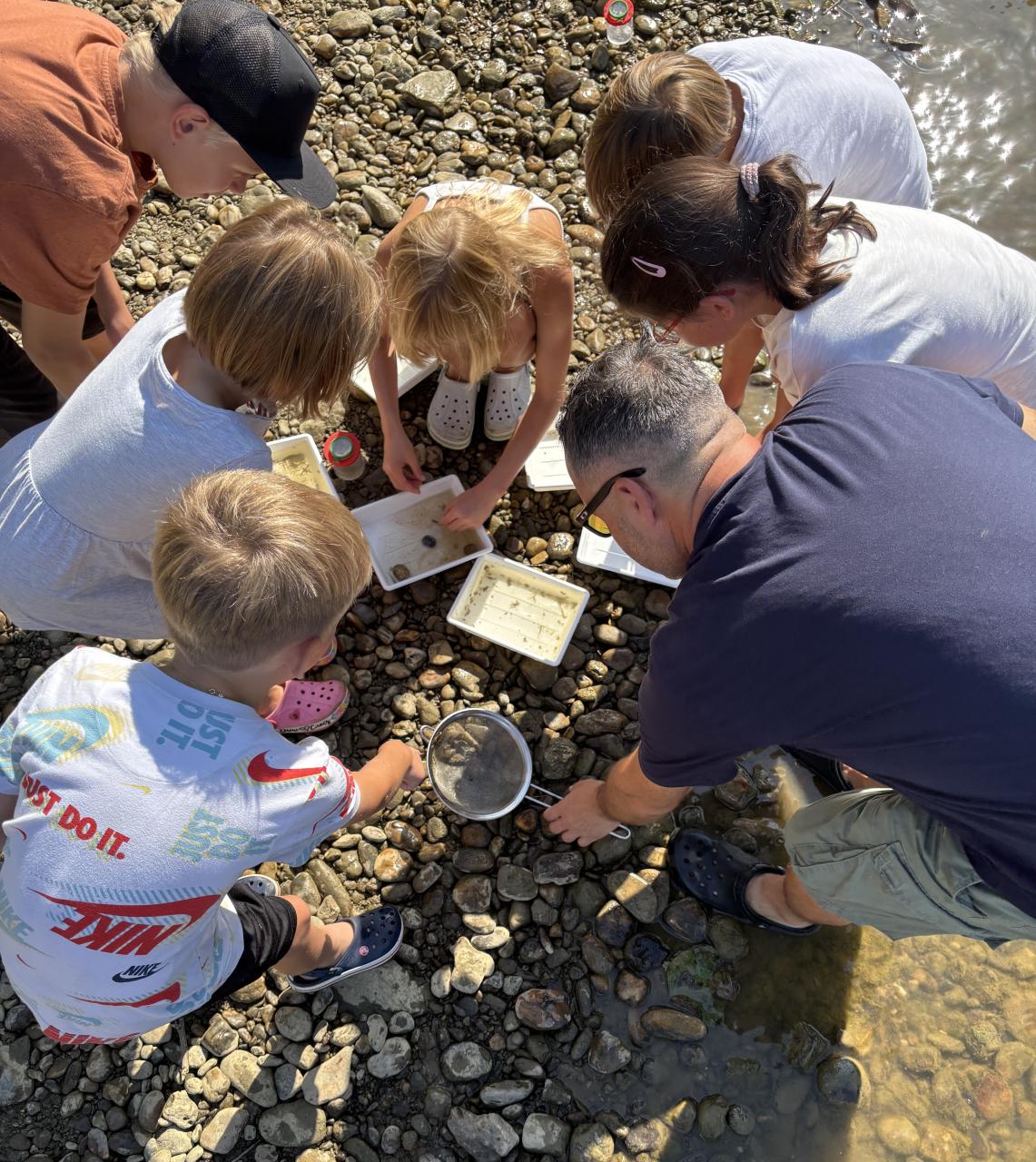CS 13 08 2025 Fluss Tabletts werden inspiziert