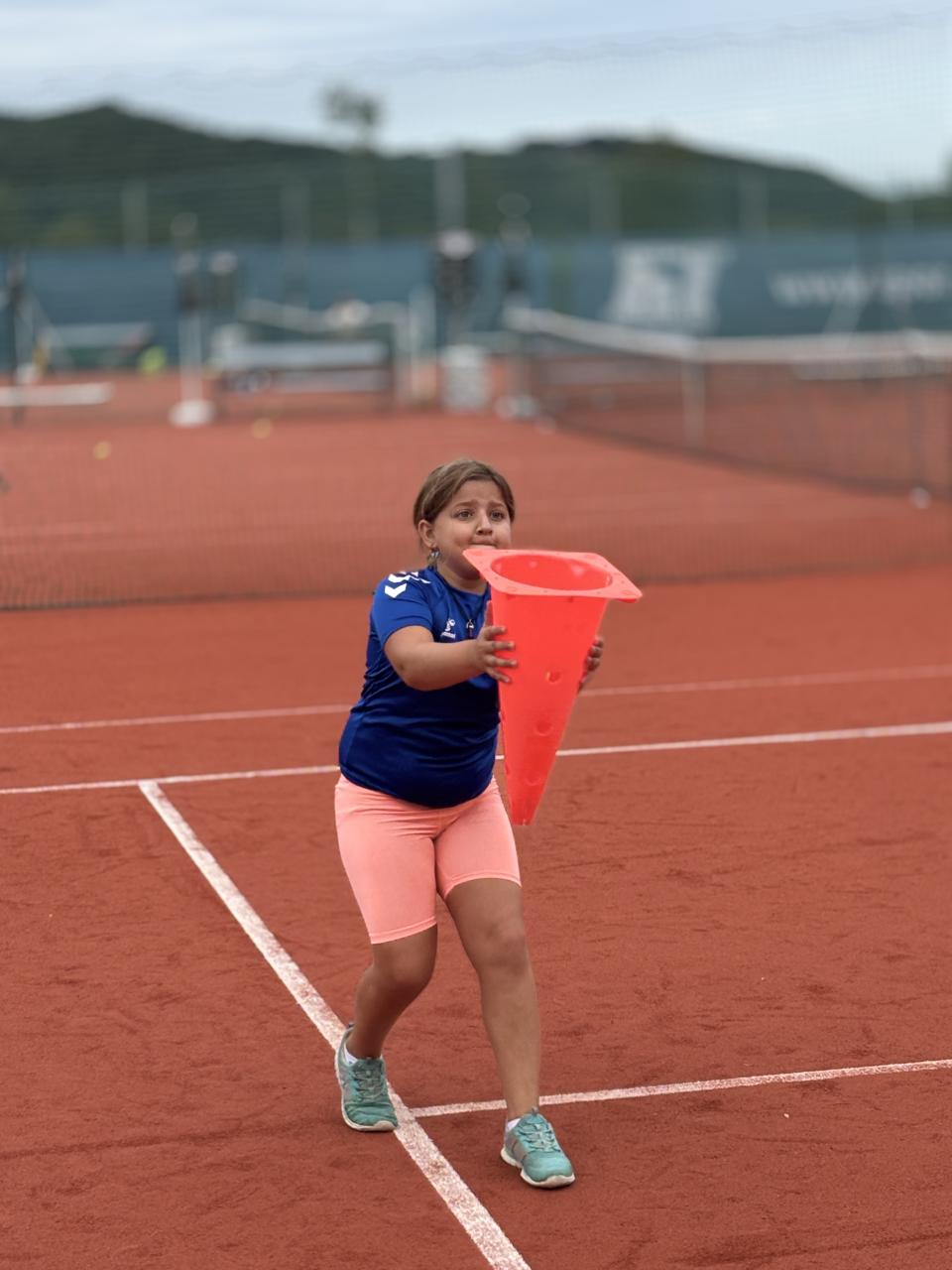 CS Tennis 06 08 2025 Marie-Sophie fängt Ball