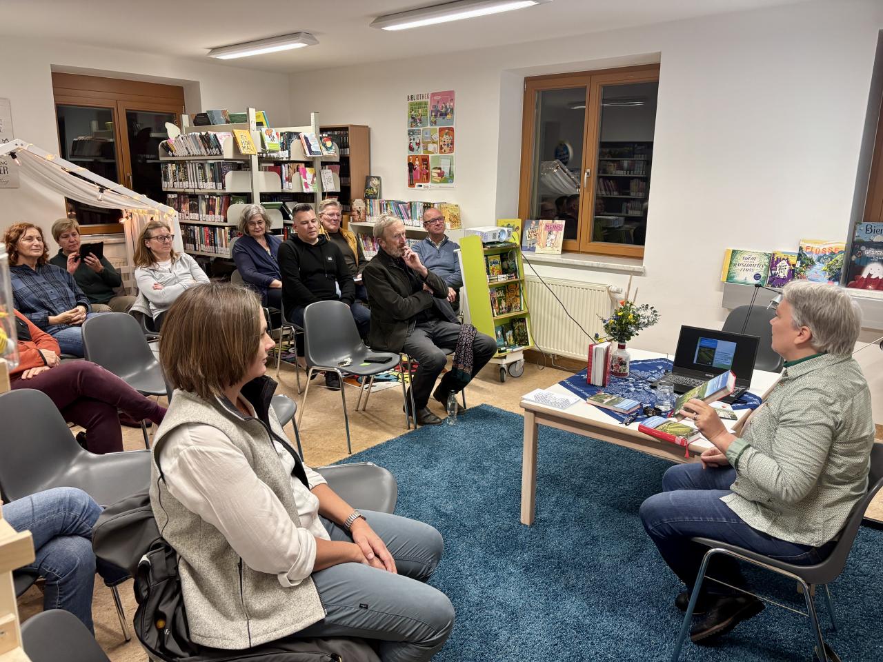 Österreich liest! Julia Köstenberger in Raum blickend 20 10 2025