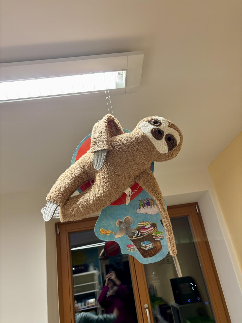 Kuscheltierübernachtungsparty Faultier hängt von der Decke