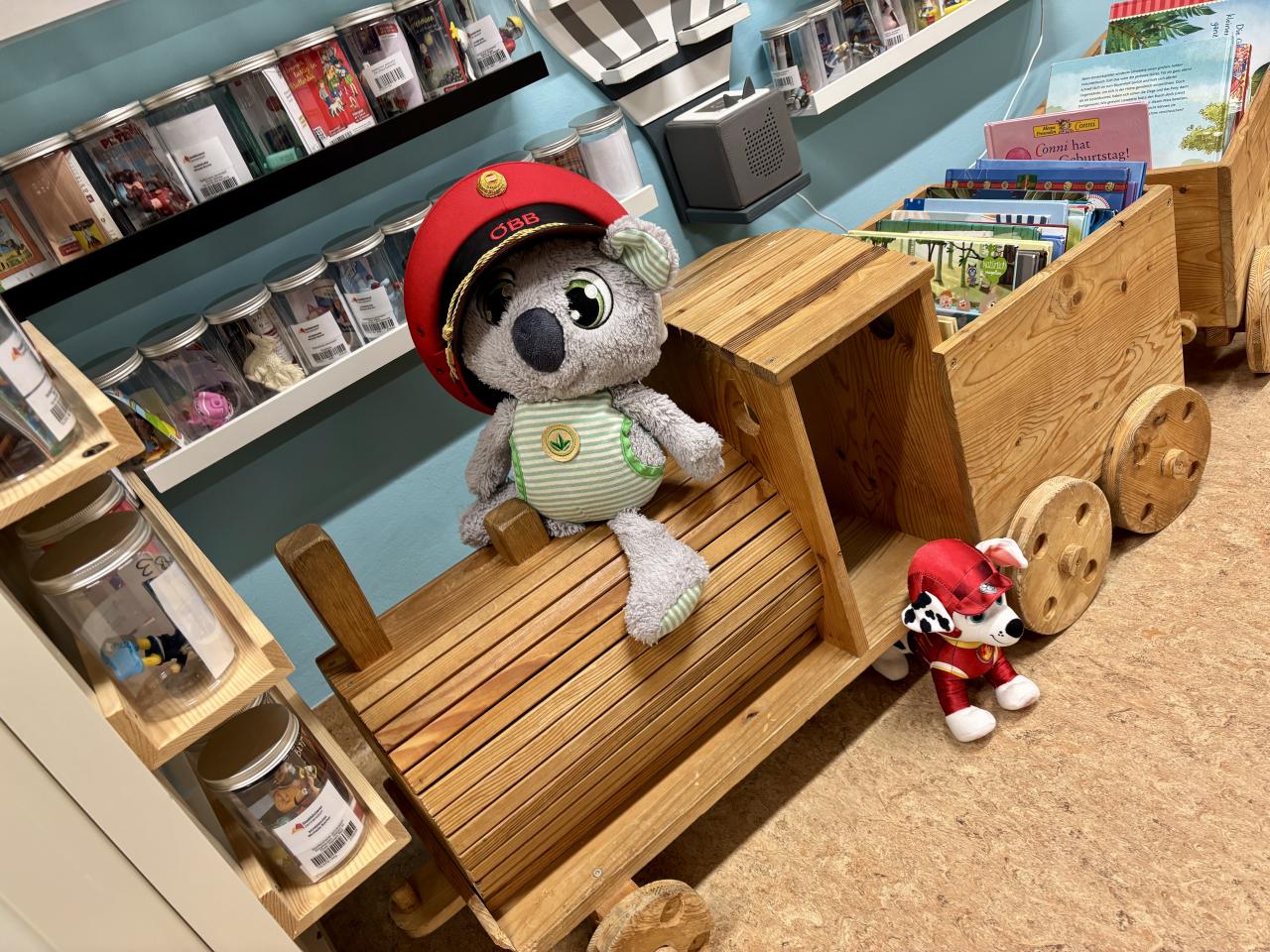 Kuscheltierübernachtungsparty Koala und Chase beim Zug