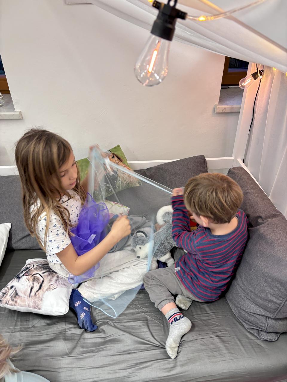 Kuscheltierübernachtungsparty Nora und Nelio decken Stofftiere zu