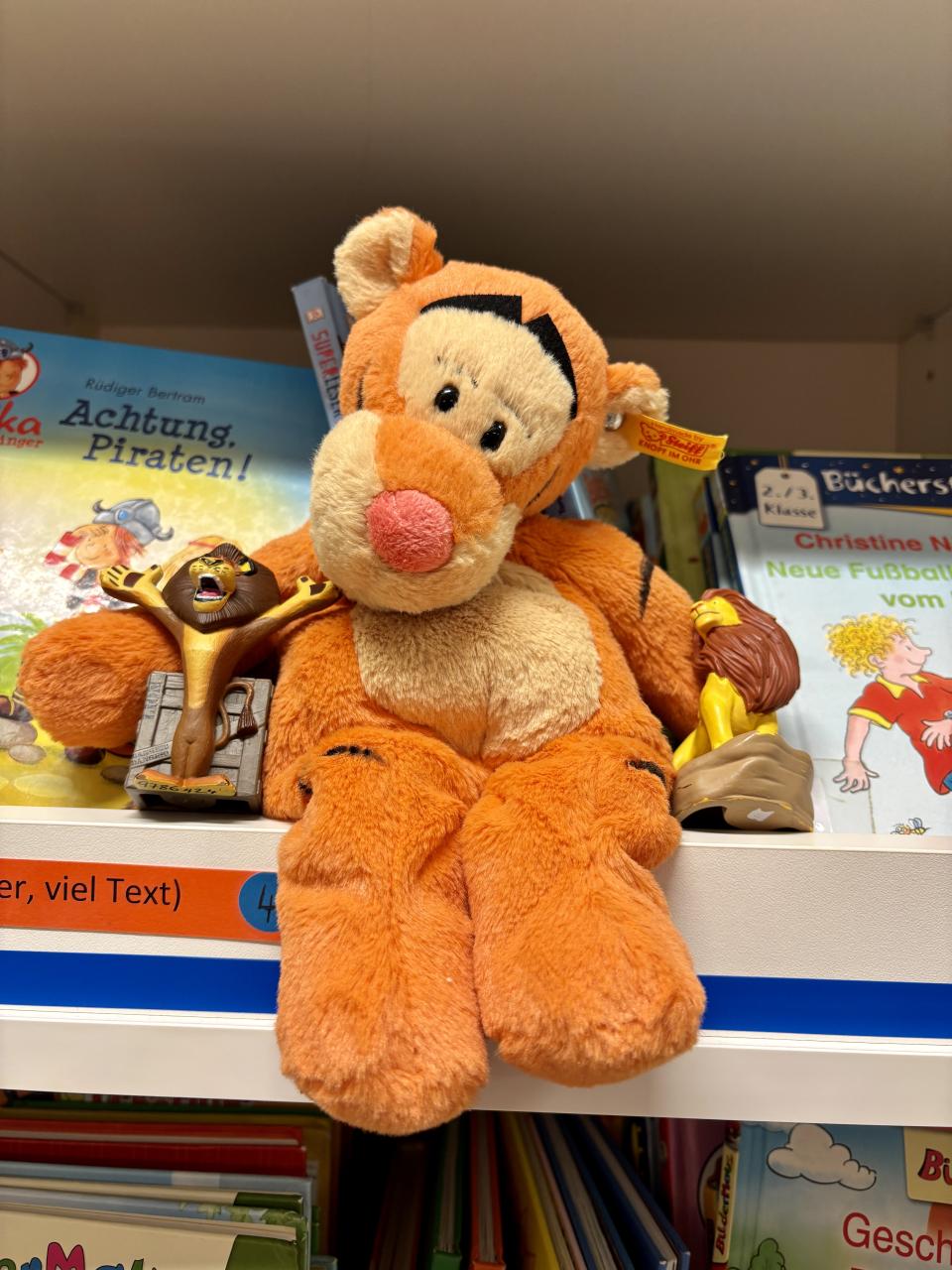 Kuscheltierübernachtungsparty Tigger mit Tonies im Bücherregal