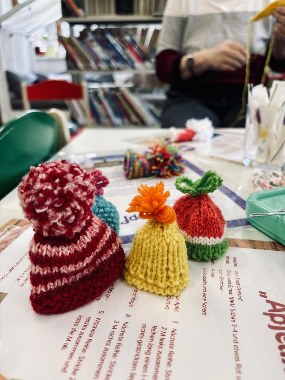 Das große Stricken Jänner 2026 Mützchen von nah