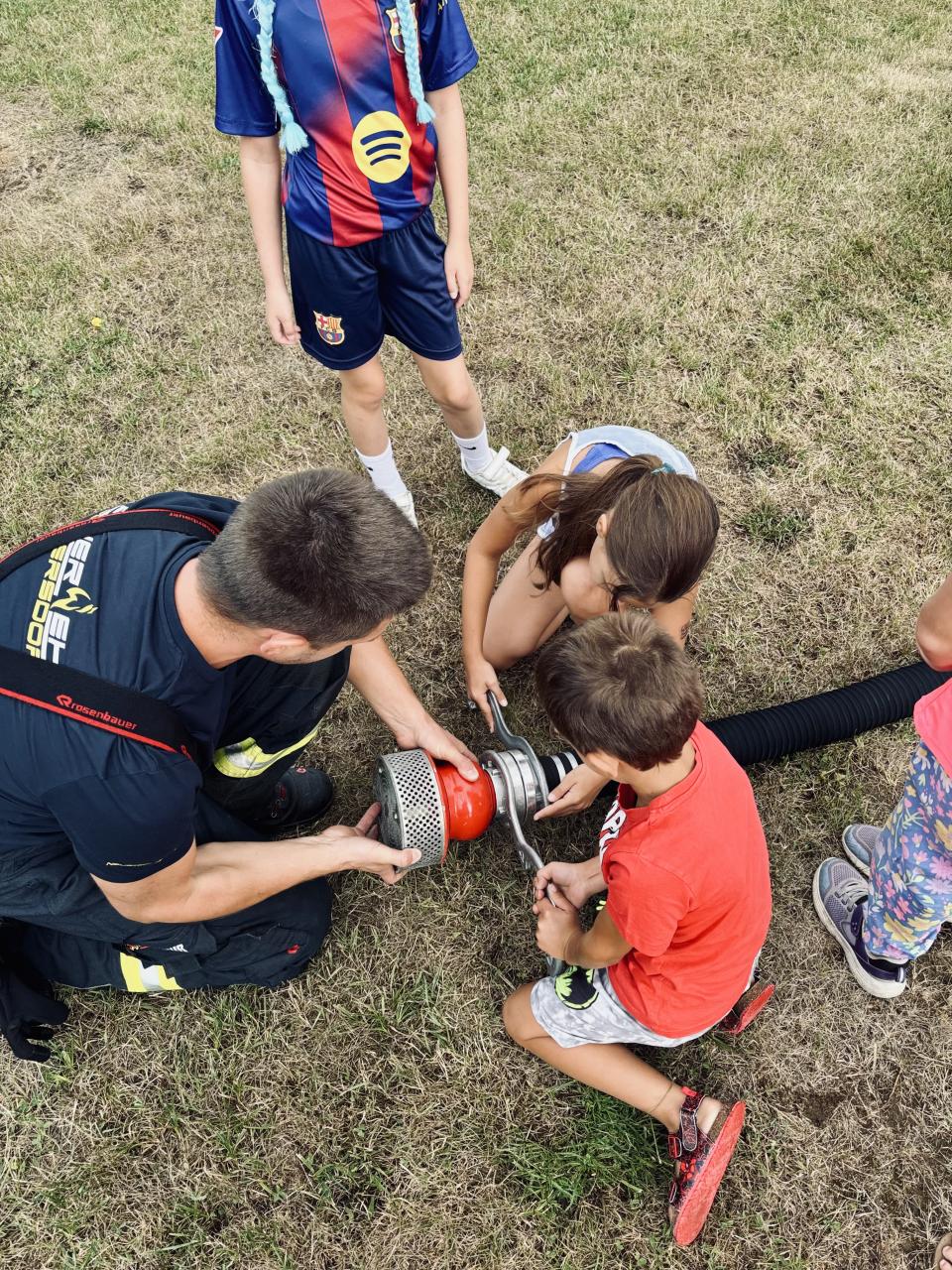 CS Feuerwehr Kinder schließen Schlauch an 22 07 2026