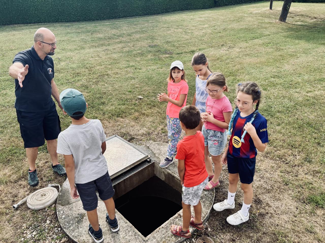 CS Feuerwehr Kinder warten vorm Schacht auf Anweisungen 22 07 2026