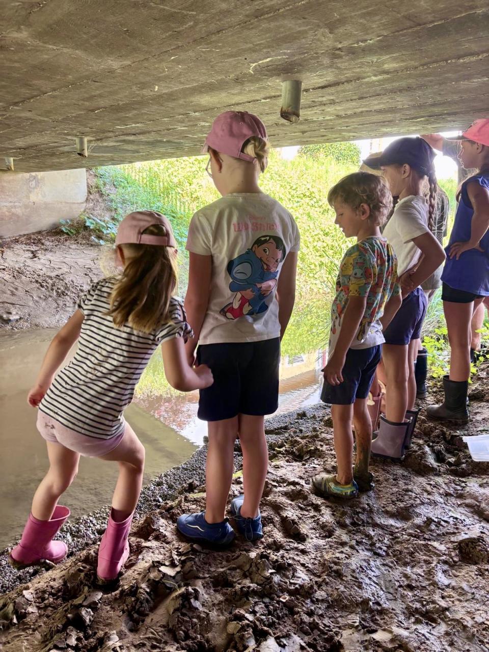 CS Weltladen 2026 Kinder stehen vor Bach