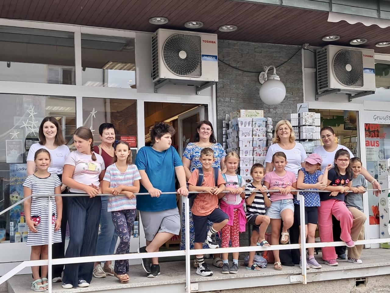 CS 19 08 2026 Gruppenfoto vor der Apotheke