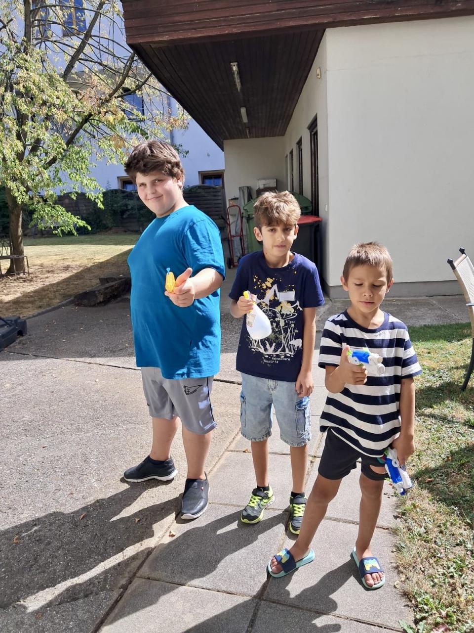 CS 19 08 2026 Leon, Beni und Raphael mit Spritzpistolen