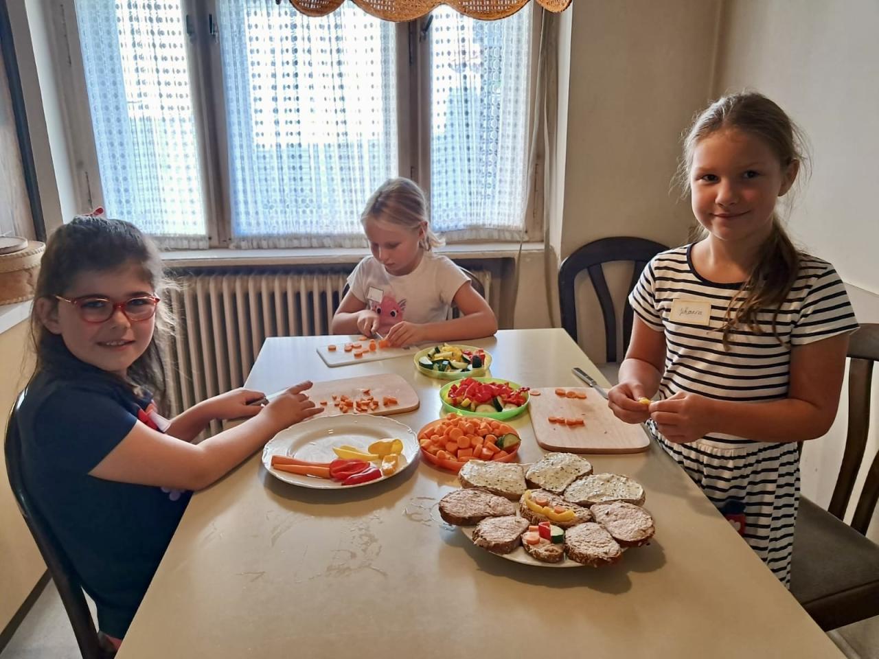 CS 19 08 2026 Viktoria, Julia und Johanna beim Gemüse schneiden