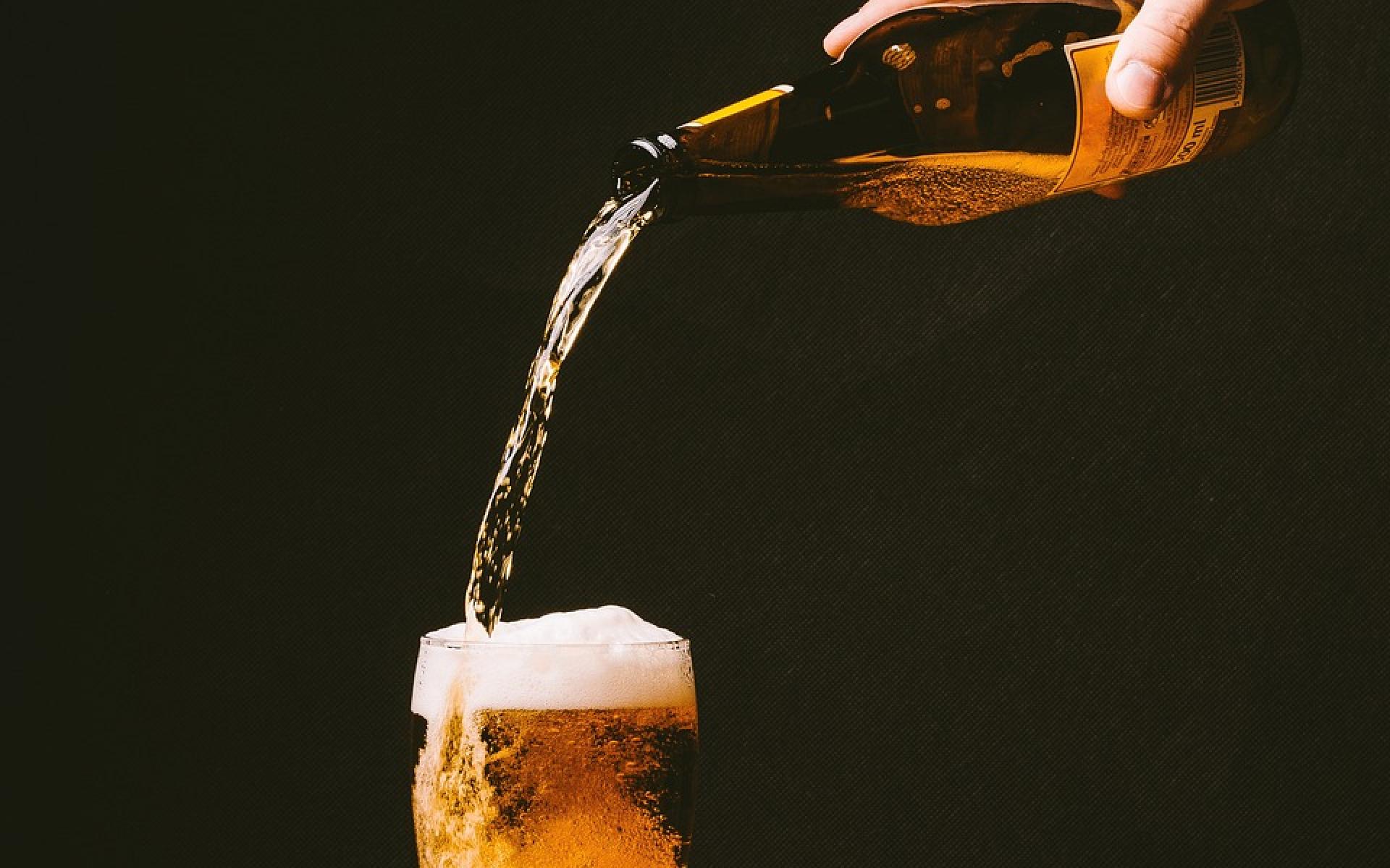 Bierflasche beim Einschenken
