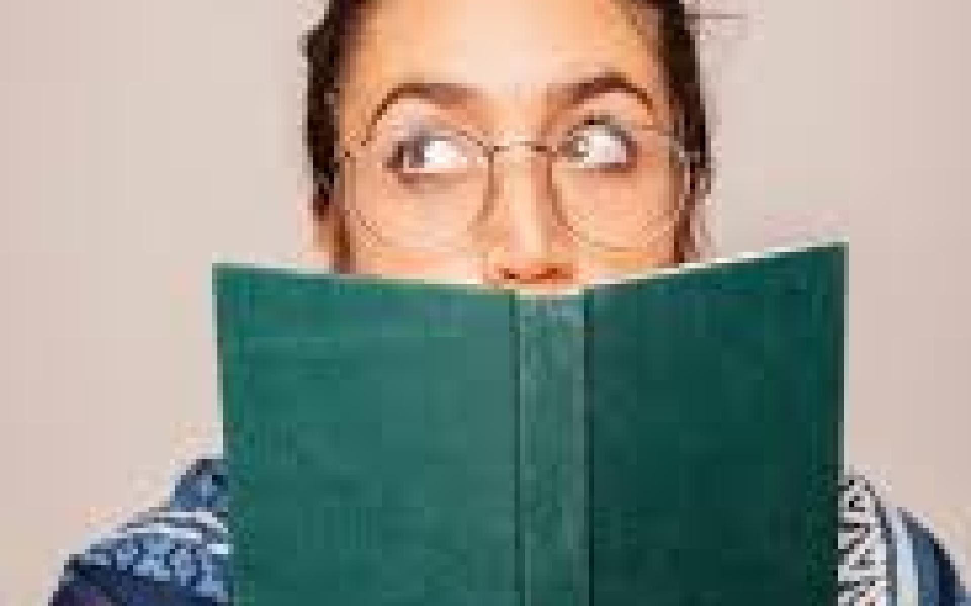 Frau hält Buch