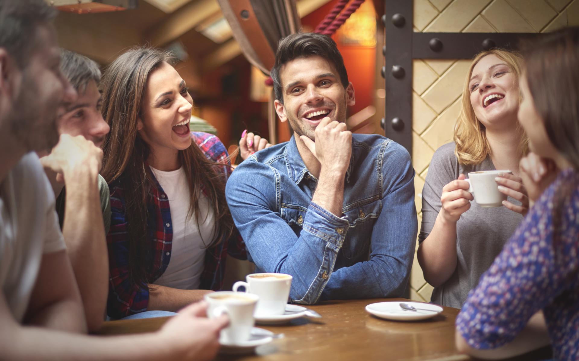 Menschen lachend am Tisch