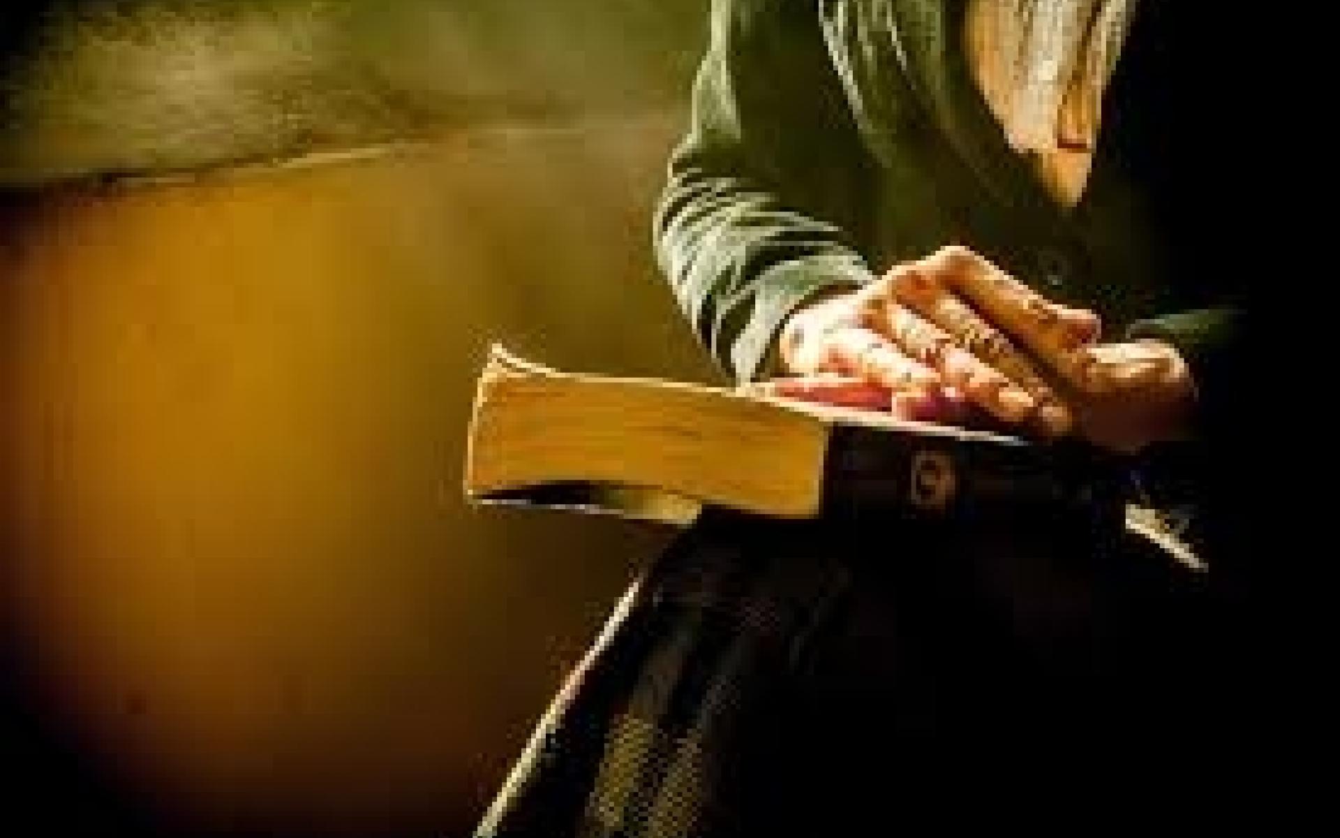 Buch liegt auf Oberschenkel