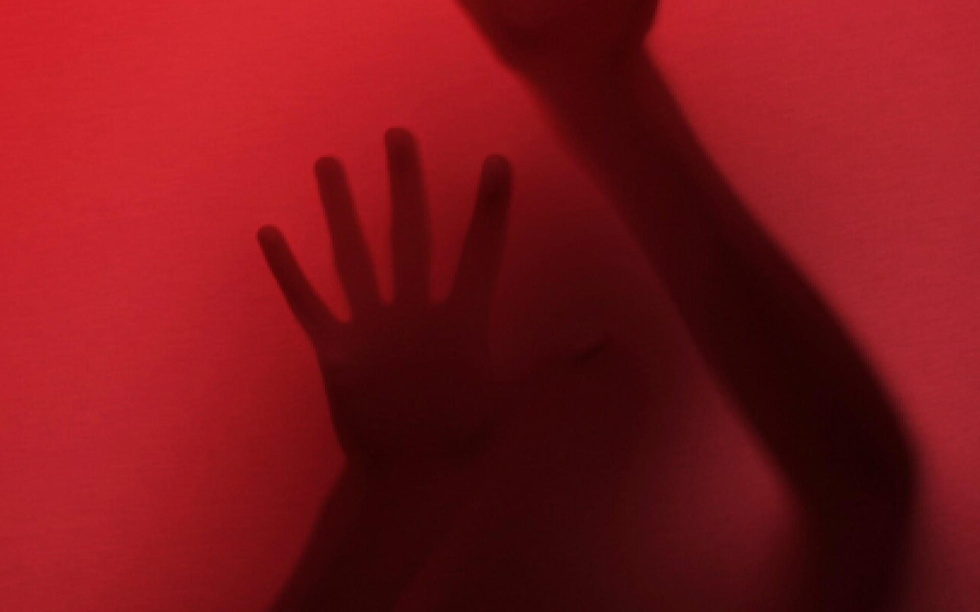 Thriller Mystery Hände an Scheibe rote Beleuchtung Hintergrund