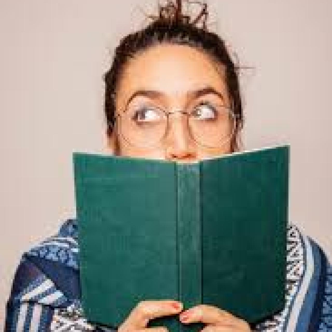 Frau hält Buch