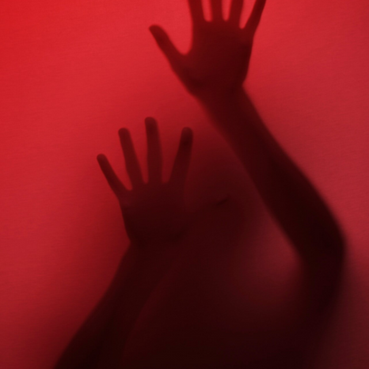 Thriller Mystery Hände an Scheibe rote Beleuchtung Hintergrund